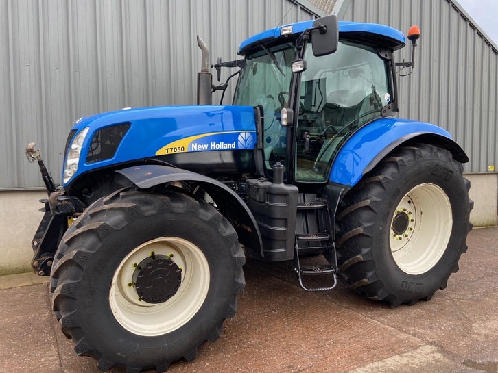 New Holland T7050