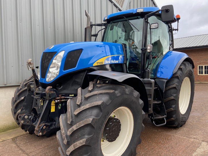 New Holland T7050
