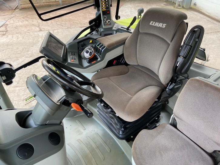 Claas Arion 530