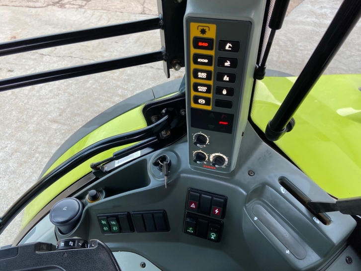 Claas Arion 530