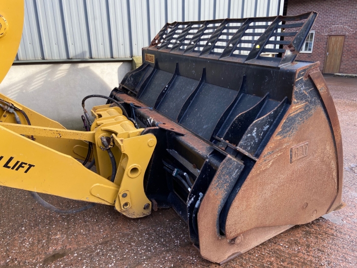 CAT 930K loading shovel