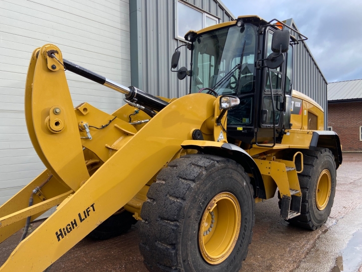 CAT 930K loading shovel