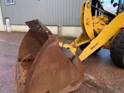 CAT 930K loading shovel