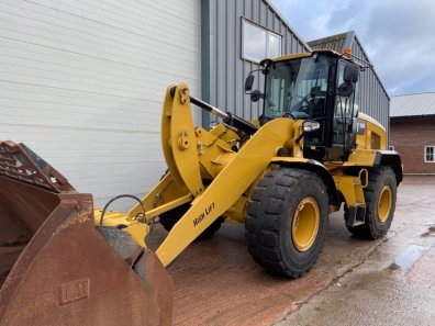 CAT 930K loading shovel