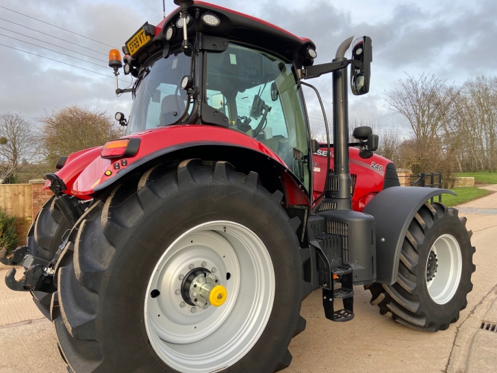 Case CVX 240