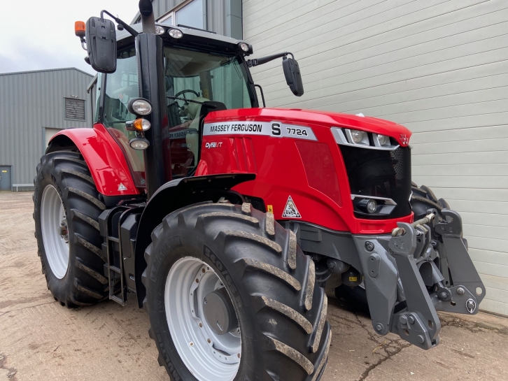 Massey Ferguson 7724S Efficient
