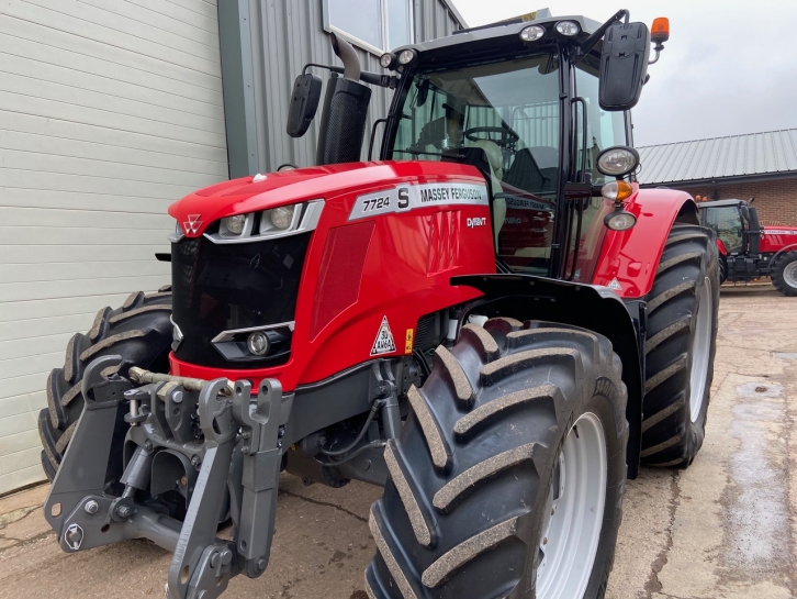 Massey Ferguson 7724S Efficient