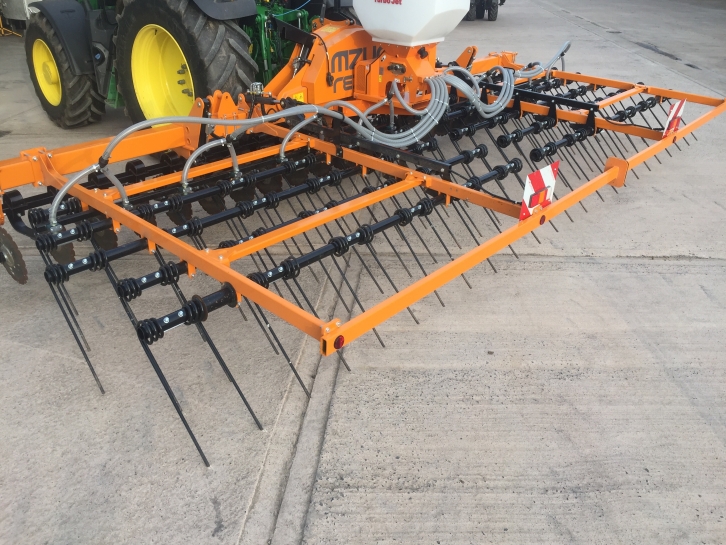 Mzuri Rezult straw rake