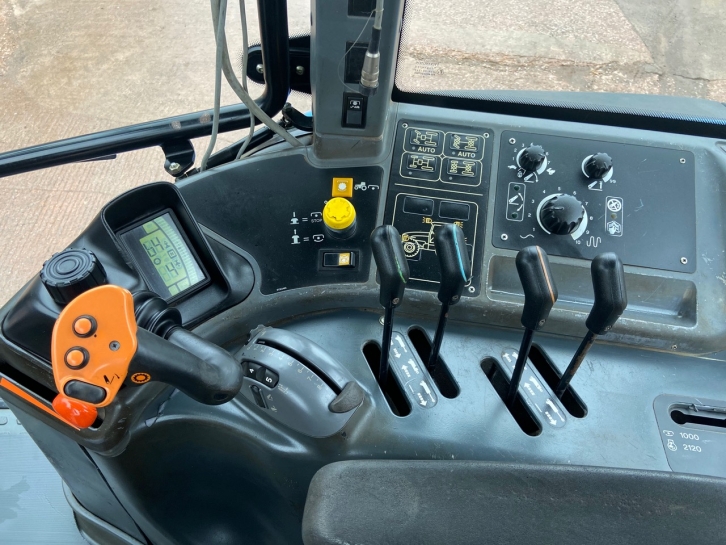 New Holland TM155