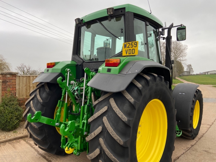John Deere 6910