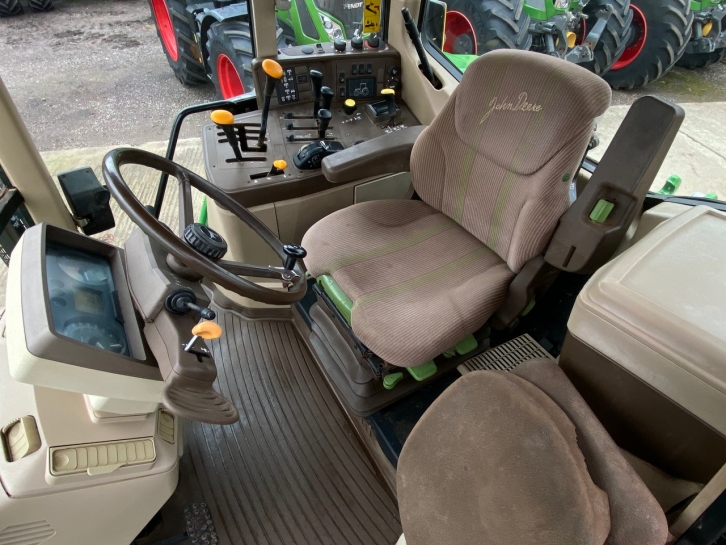 John Deere 6910