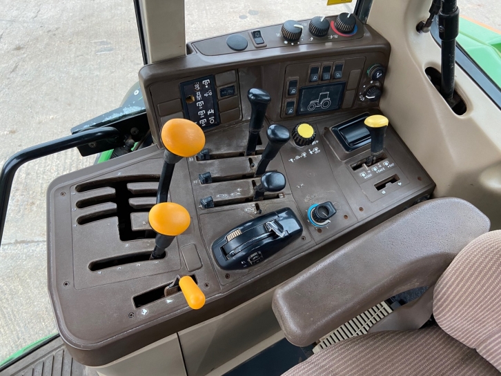John Deere 6910