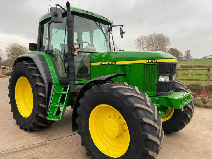 John Deere 6910