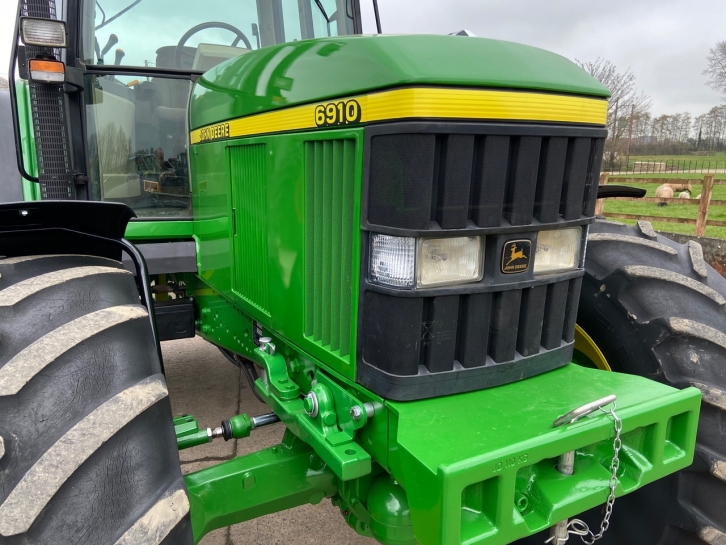 John Deere 6910