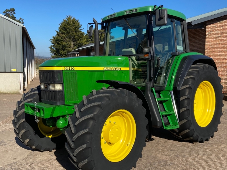 John Deere 6910
