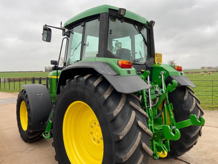 John Deere 6910