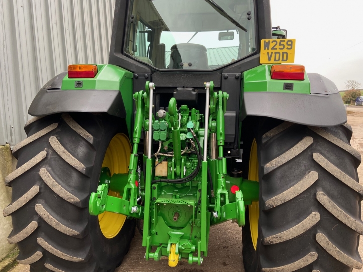 John Deere 6910