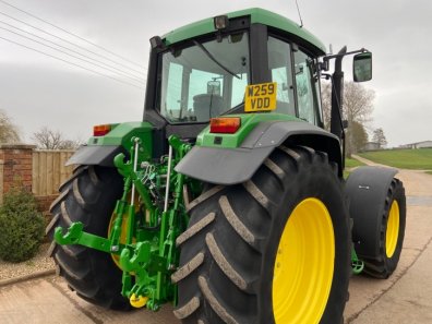 John Deere 6910