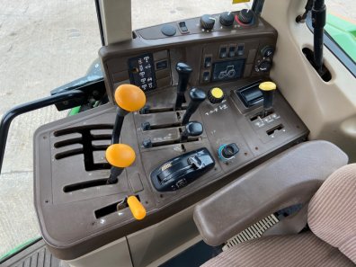 John Deere 6910