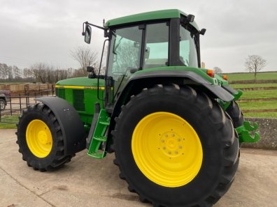 John Deere 6910