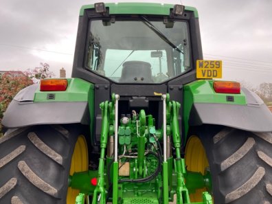 John Deere 6910