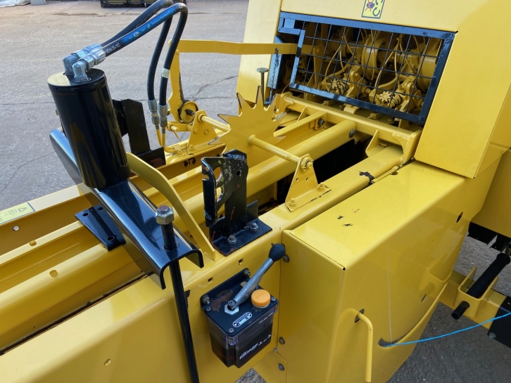 New Holland BC 5070 conventional baler