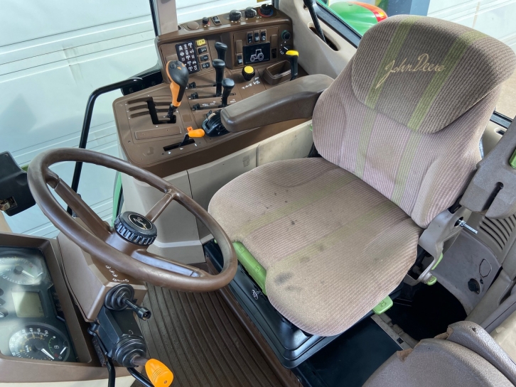 John Deere 6820