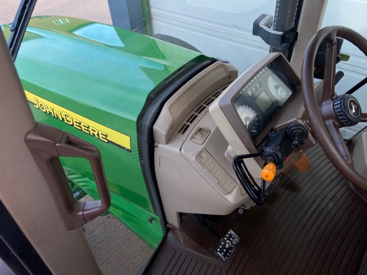 John Deere 6820