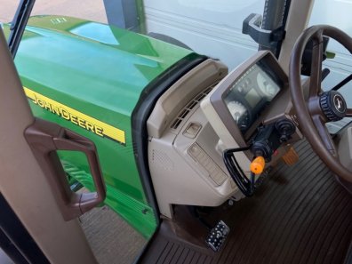 John Deere 6820