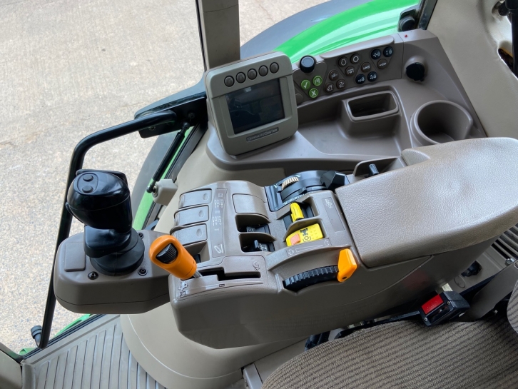 John Deere 7530