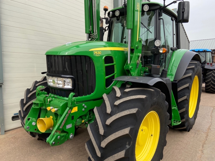 John Deere 7530