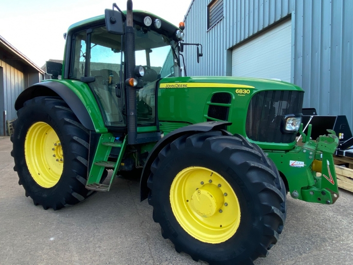 John Deere 6830