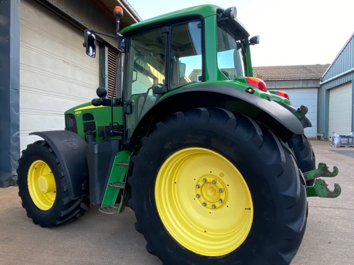 John Deere 6830