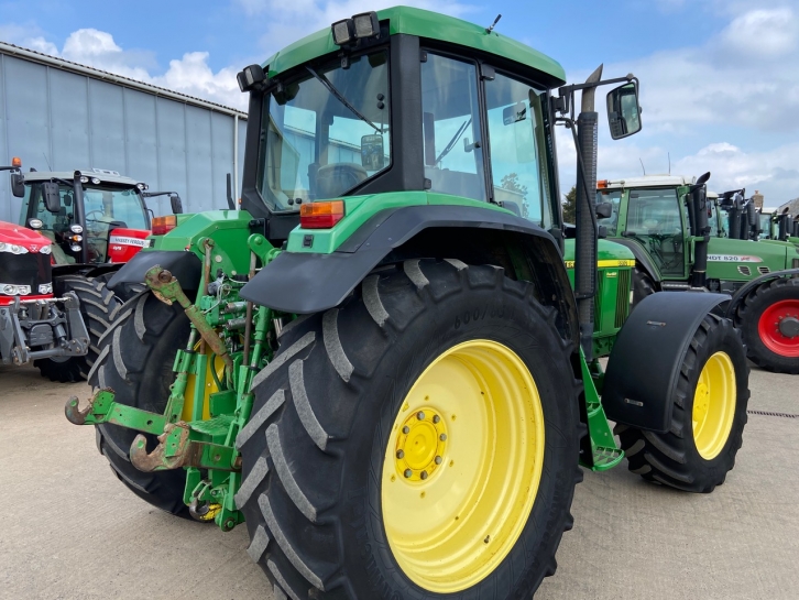 John Deere 6910