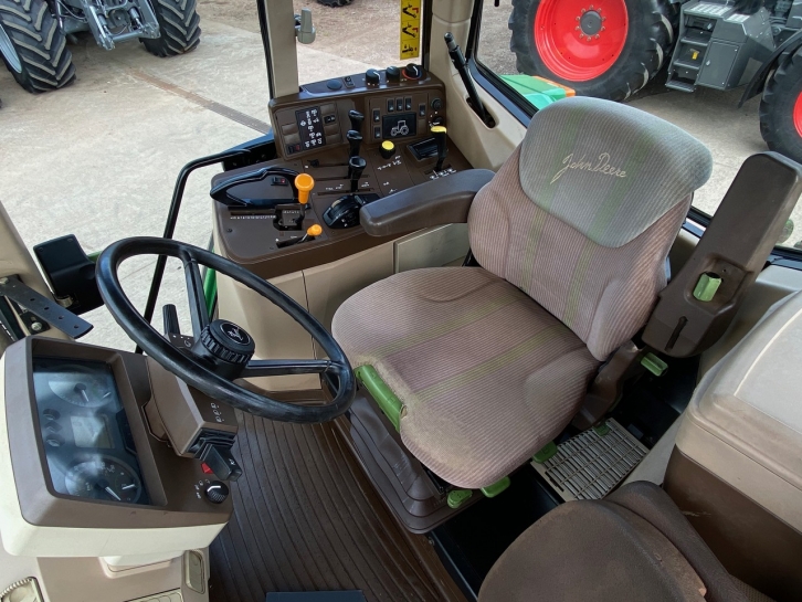 John Deere 6910