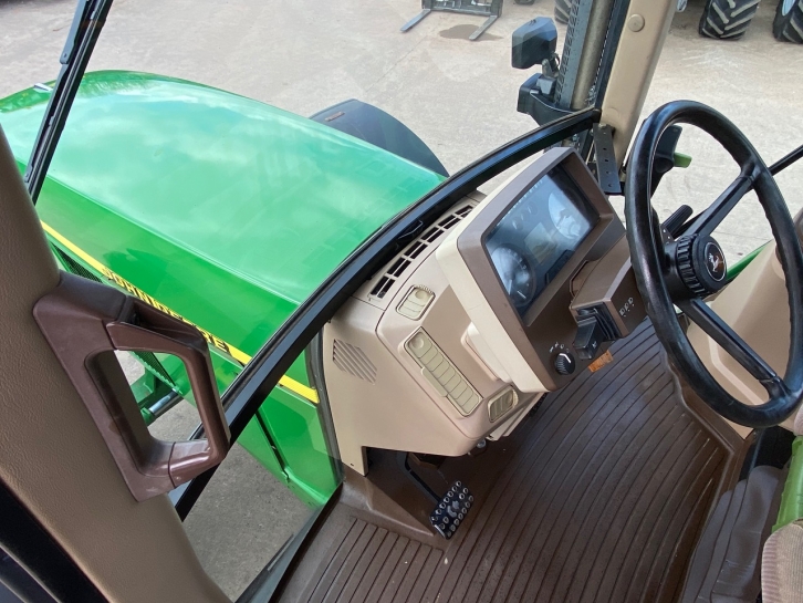 John Deere 6910