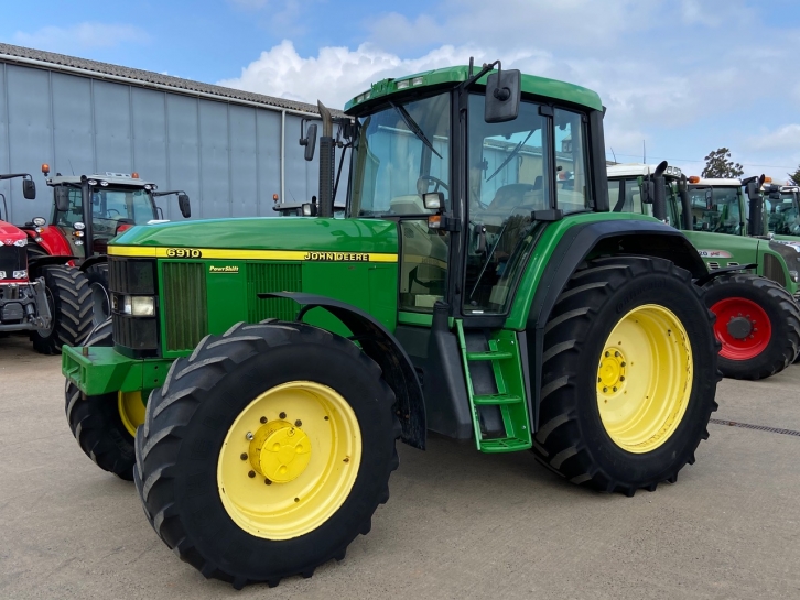 John Deere 6910
