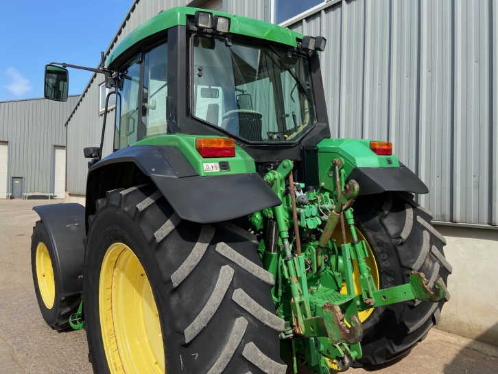 John Deere 6910