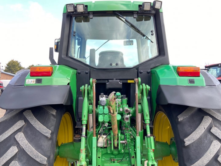 John Deere 6910