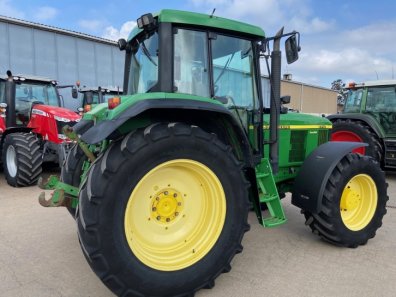 John Deere 6910