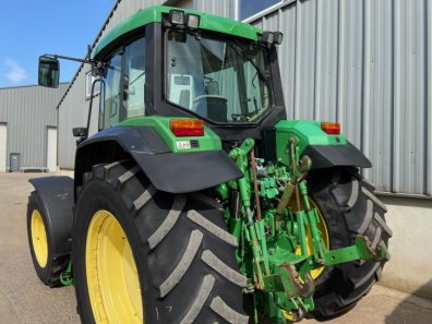 John Deere 6910