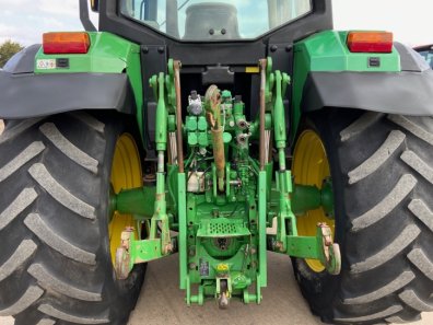 John Deere 6910