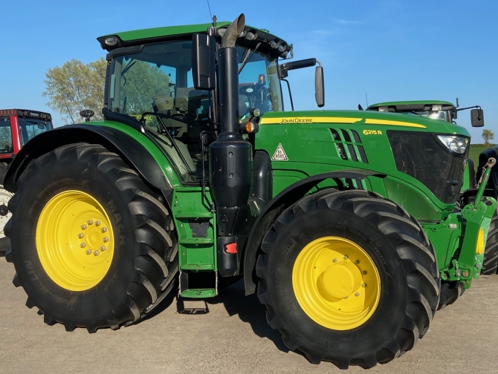 John Deere 6215R