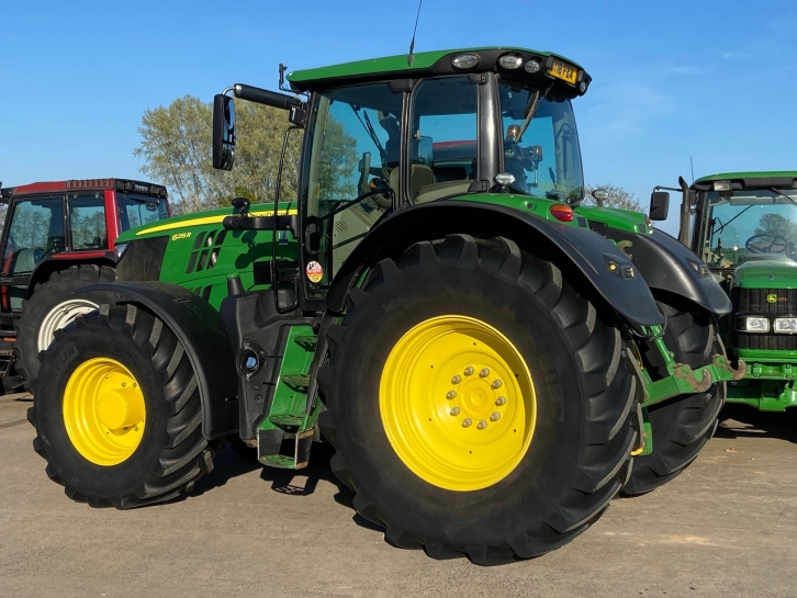 John Deere 6215R