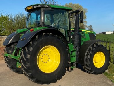 John Deere 6215R