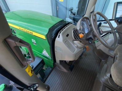 John Deere 6215R