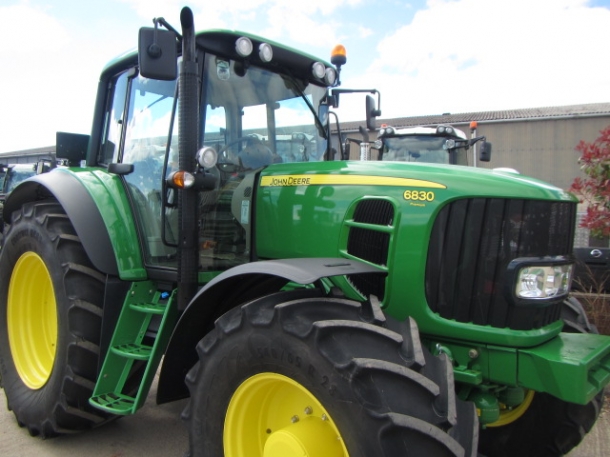 John Deere 6830