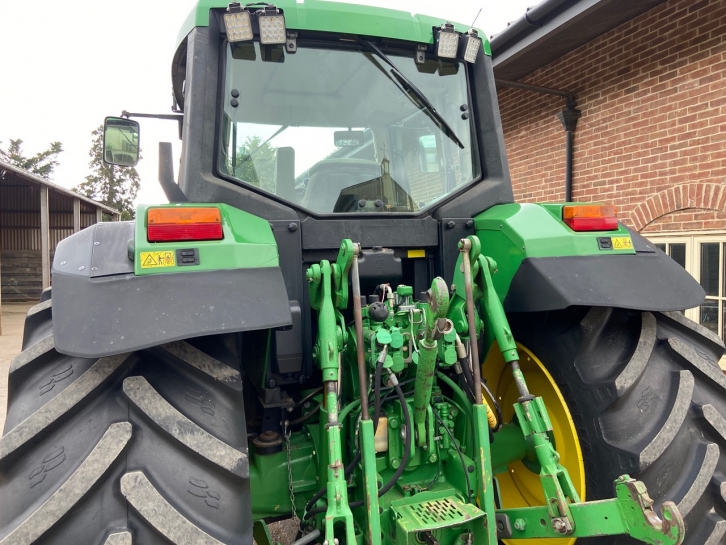 John Deere 6910