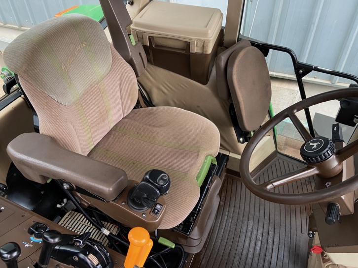 John Deere 6910