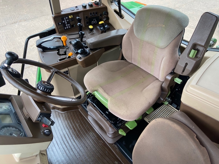 John Deere 6910